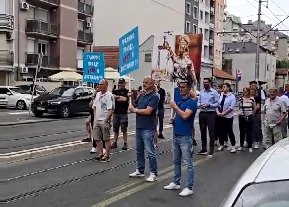"ИГРЕ ЖИВАЦА": Станари блокирали Војводе Степе, извршитељ није дошао, сутра нови покушај исељења (ВИДЕО)