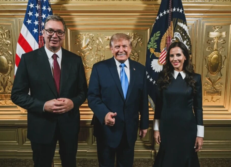 Стижу реакције на Вучићеву слику са Трампом од картона (ФОТО)